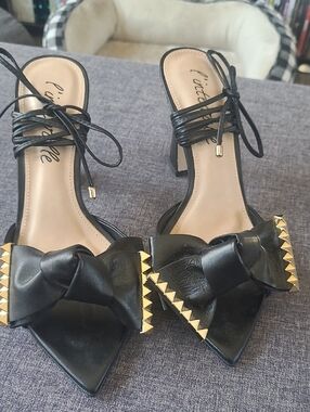 L'INTERVALLE Black Pointed Toe Bow Heels with Gold Studs